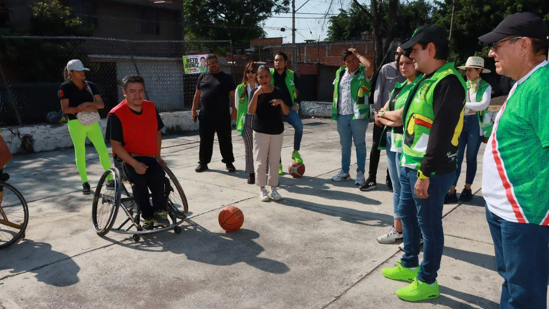 Ernesto Núñez junto a deportista